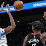 De'Andre Hunter (à gauche) aurait pu donner l'avantage aux Hawks à 12'' du buzzer. KEYSTONE/AP/Mike Stewart
